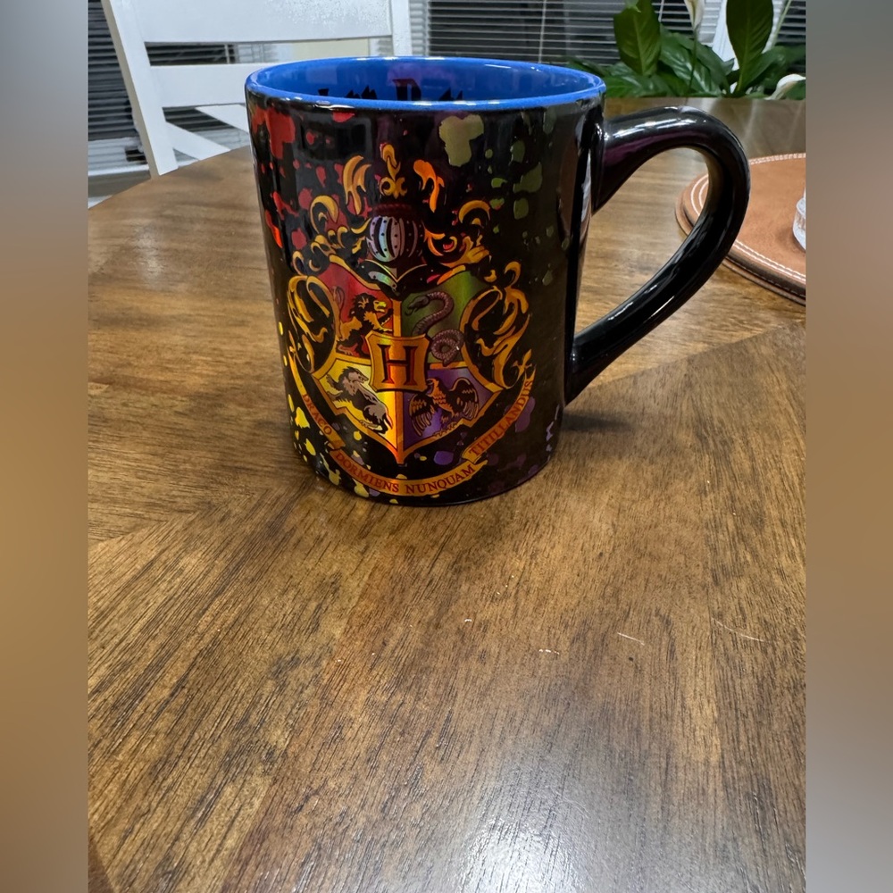 Harry Potter Hogwarts Crest Splatter Ceramic Mug 14oz like new - Picture 4 of 6